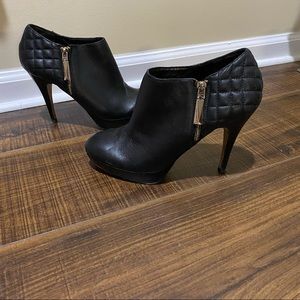 Vince Camuto Evgenia black leather booties sz 8.5